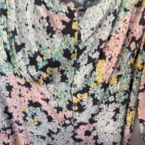 Spring floral button top - Picture 3 of 5